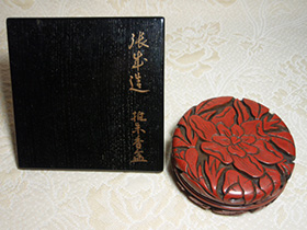 堆朱香合